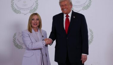 "Giorgia Meloni bellissima donna, negli Usa non posso dirlo", il commento di Trump in Egitto