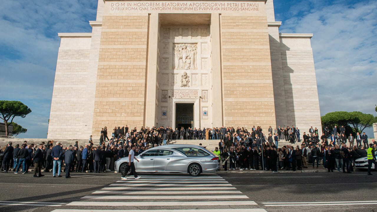 I funerali di Beatrice Bellucci morta in un incidente stradale su via Colombo