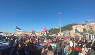Flotilla, partito il corteo ad Ancona: diecimila persone presenti. Porto bloccato: "Palestina libera"