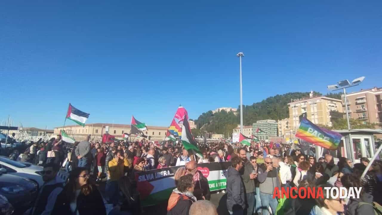 Flotilla, partito il corteo ad Ancona: diecimila persone presenti. Porto bloccato: "Palestina libera"