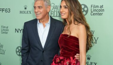 L'abito corto di Amal Clooney è tendenza Autunno 2025