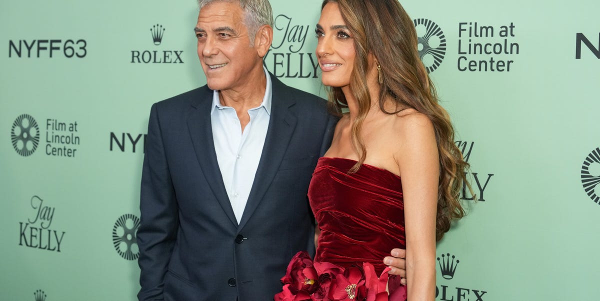 L'abito corto di Amal Clooney è tendenza Autunno 2025