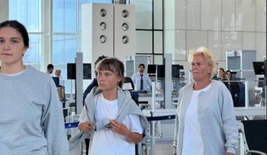 Greta Thunberg con la tuta grigia dei carcerati, così Israele ha liberato l’attivista della Flotilla