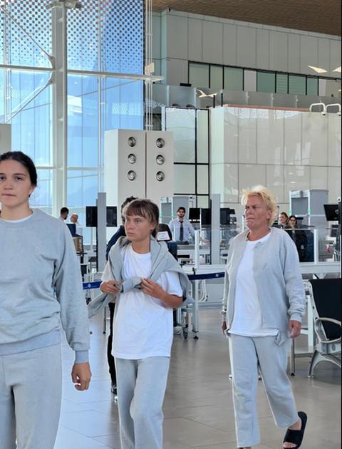 Greta Thunberg con la tuta grigia dei carcerati, così Israele ha liberato l’attivista della Flotilla