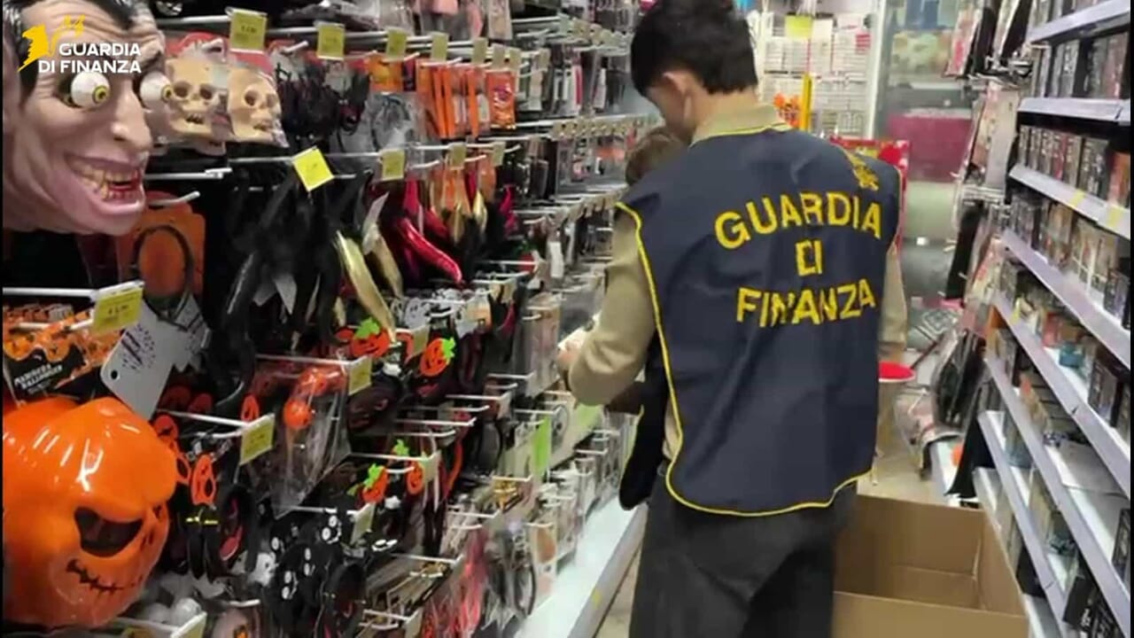 Prodotti non sicuri sequestrati in un negozio per Halloween