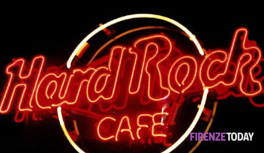Hard Rock Cafe Firenze sostiene la ricerca sul cancro al seno con la 26ª edizione della campagna internazionale "Pinktobear"