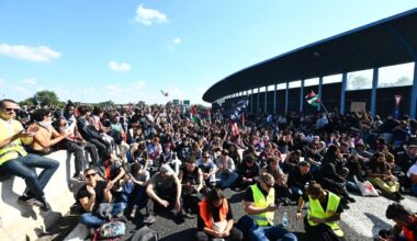 manifestanti in tangenziale e in autostrada. Momenti di tensione. Diretta