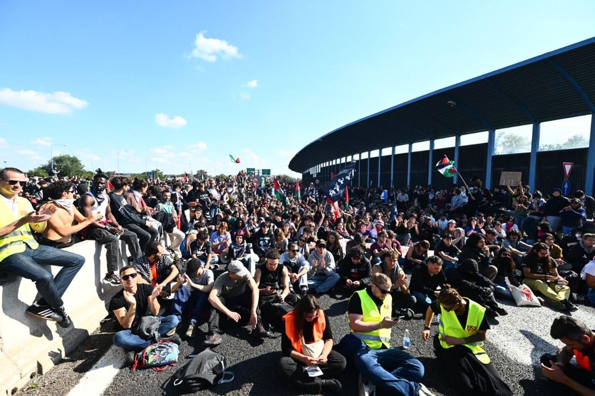manifestanti in tangenziale e in autostrada. Momenti di tensione. Diretta