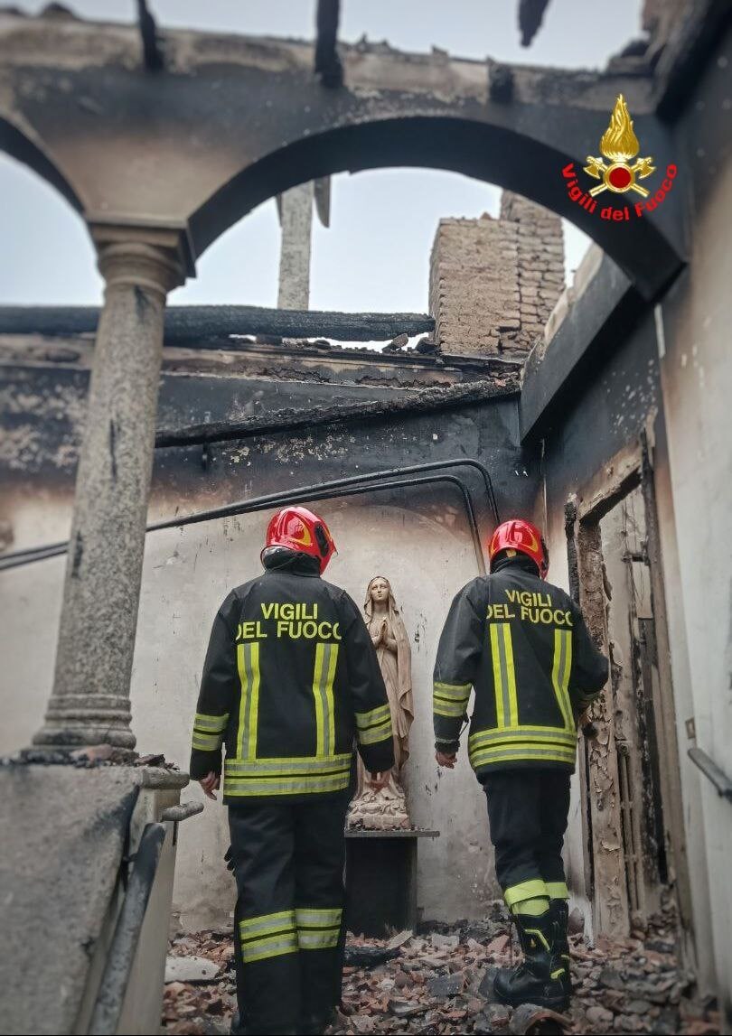 I vigili del fuoco impegnati nelle operazioni di messa in sicurezza anche nella giornata di domenica.