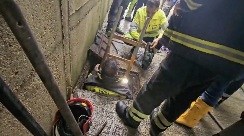 Scende dall’auto e viene trascinata via dall’acqua, dispersa donna a Favara: arrivano i sommozzatori