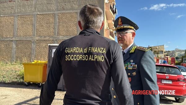 Il colonnello della guardia di finanza Gabriele Baron accoglie gli uomini del nucleo Soccorso alpino