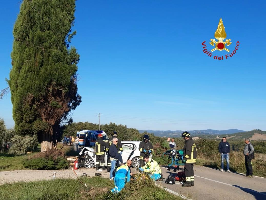 Albero crolla su un’auto dopo lo schianto, un morto e due feriti