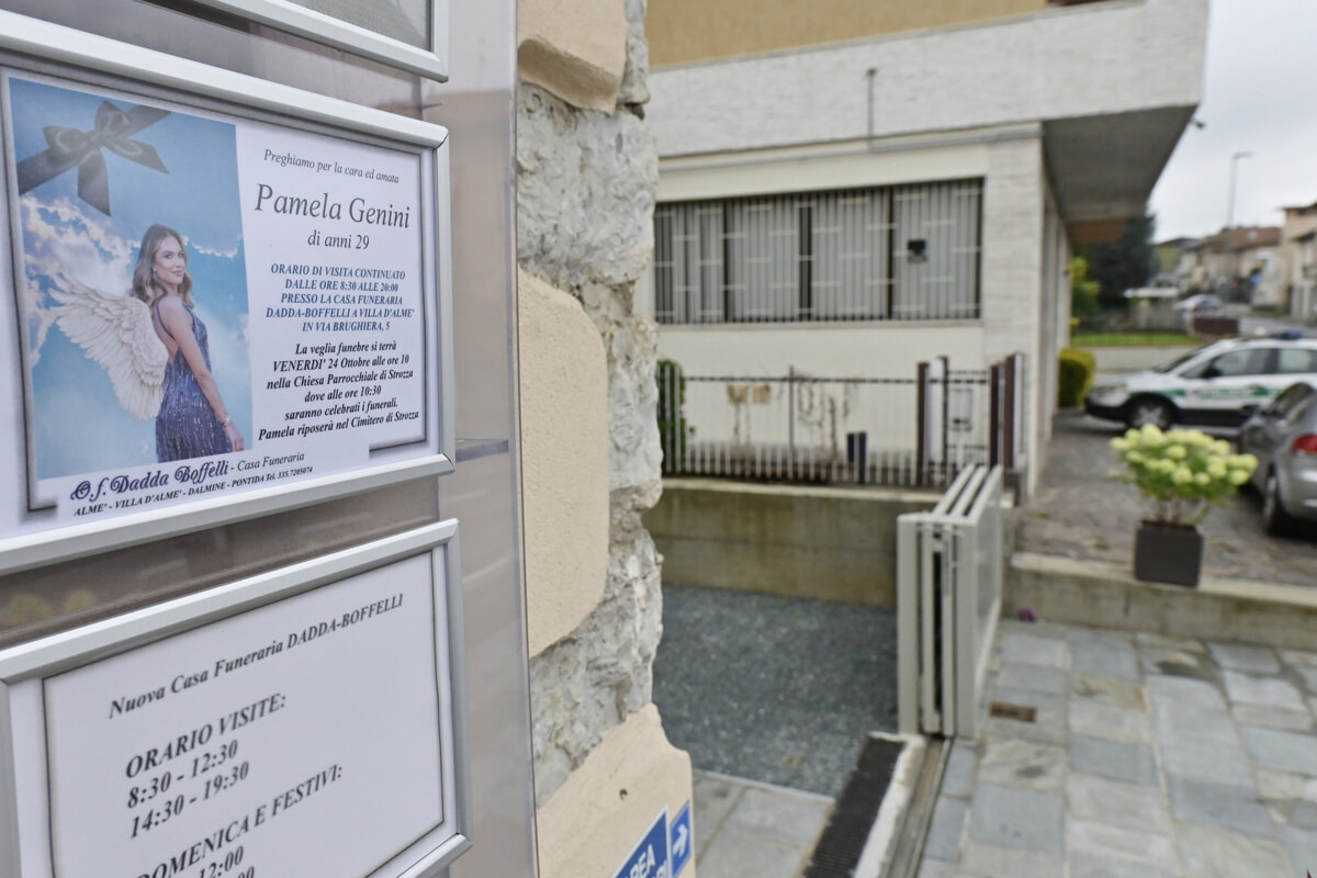 Il manifesto funebre (foto LaPresse) Il manifesto funebre (foto LaPresse)