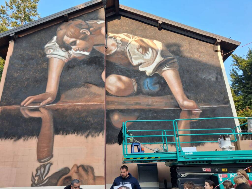 Andrea Ravo Mattoni porta il Narciso di Caravaggio a Comerio