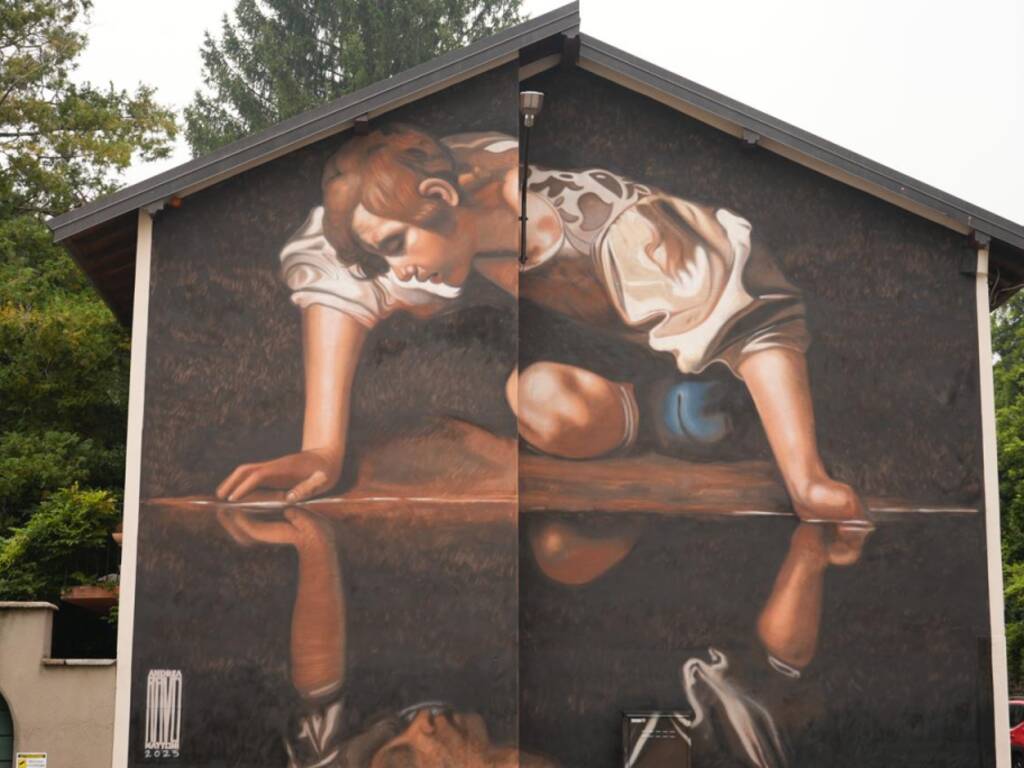 Comerio investe nella bellezza pubblica con il Narciso di Caravaggio dipinto da Ravo
