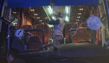 Agguato al pullman, rafforzata la protezione dei testimoni dopo lo striscione intimidatorio