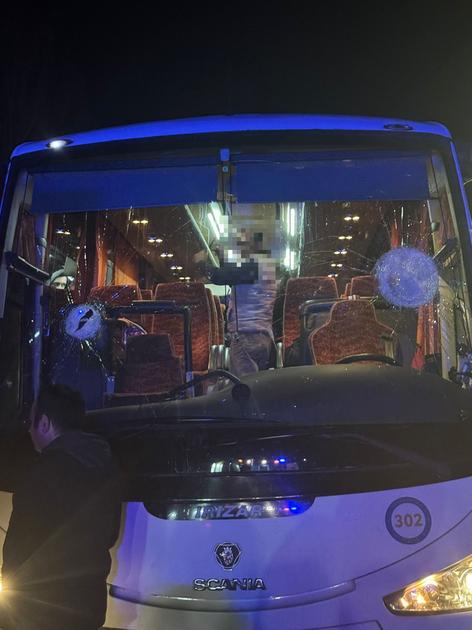 Agguato al pullman, rafforzata la protezione dei testimoni dopo lo striscione intimidatorio