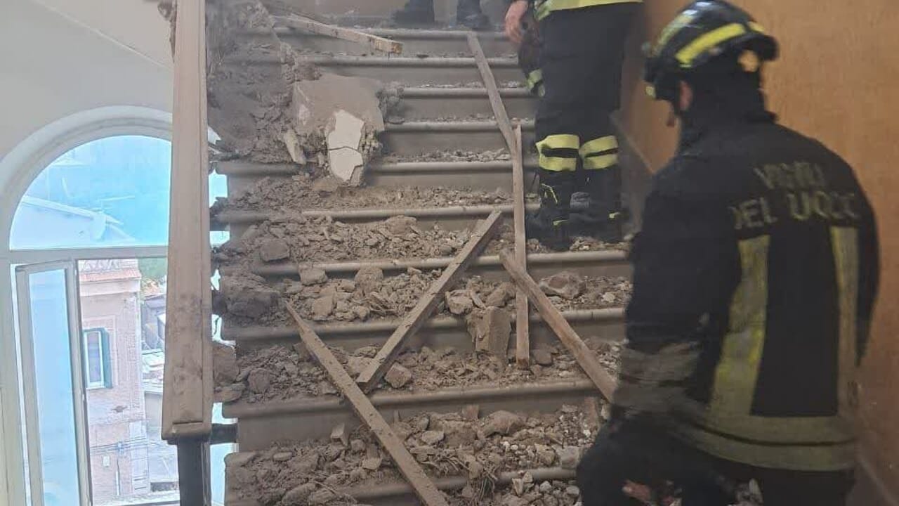 Roma, crolla il tetto della scuola Piaget Diaz. studenti evacuati