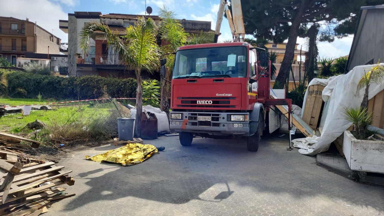 InIncidente sul lavoro in una vetreria a San Giovanni La Punta, un morto e un ferito