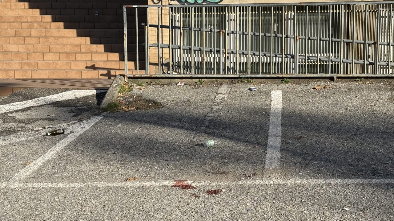 Giovane accoltellato nella notte, trovato morto in un parcheggio