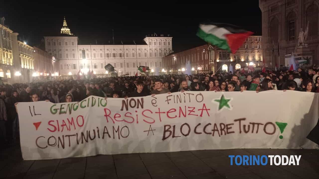 Torino scende di nuovo in strada, in piazza Castello