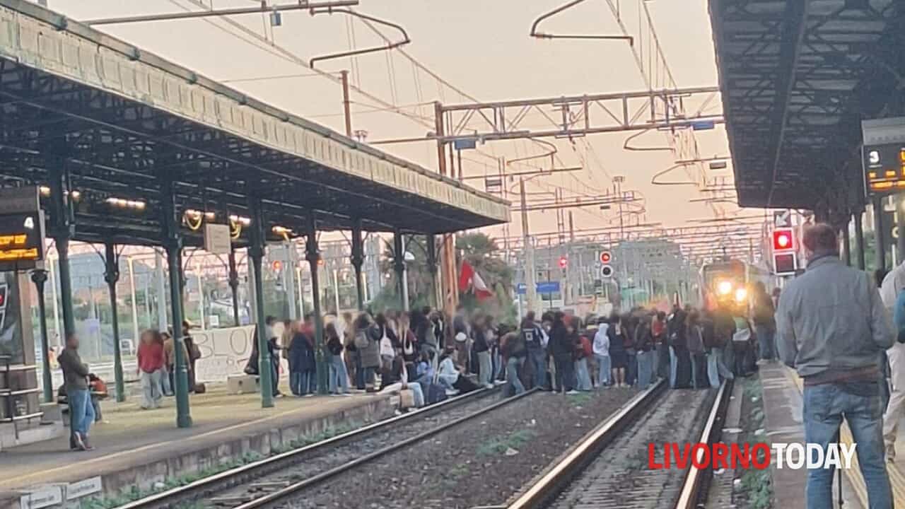 Livorno, manifestanti bloccano la stazione: "Pronti allo sciopero"