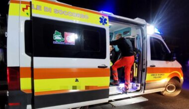 Muore a 72 anni nell’auto ribaltata, gravissimo incidente. Ferite mamma e figlia piccola