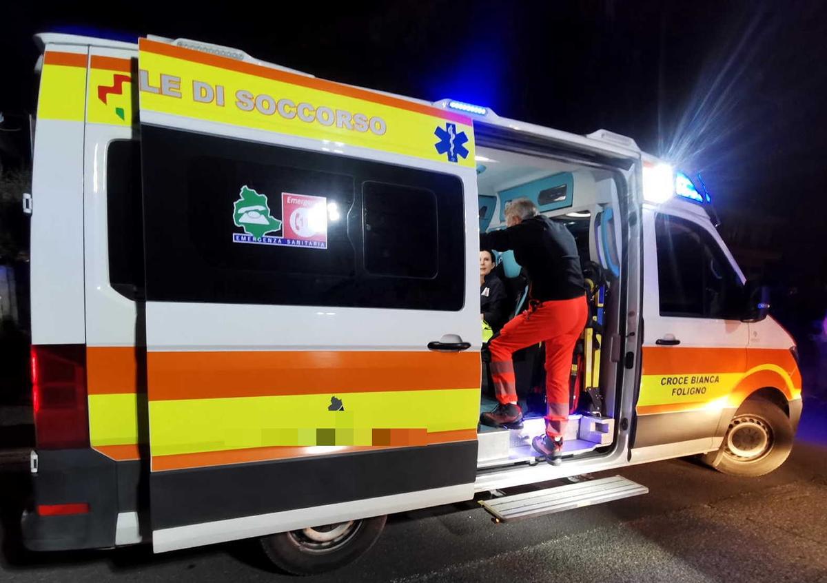 Muore a 72 anni nell’auto ribaltata, gravissimo incidente. Ferite mamma e figlia piccola