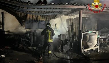Incendio nella notte, capannone divorato dalle fiamme: indagini in corso
