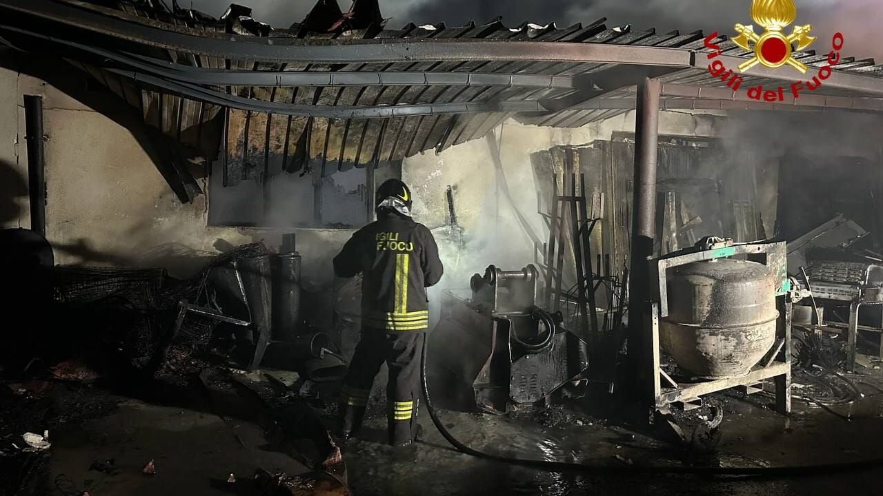 Incendio nella notte, capannone divorato dalle fiamme: indagini in corso