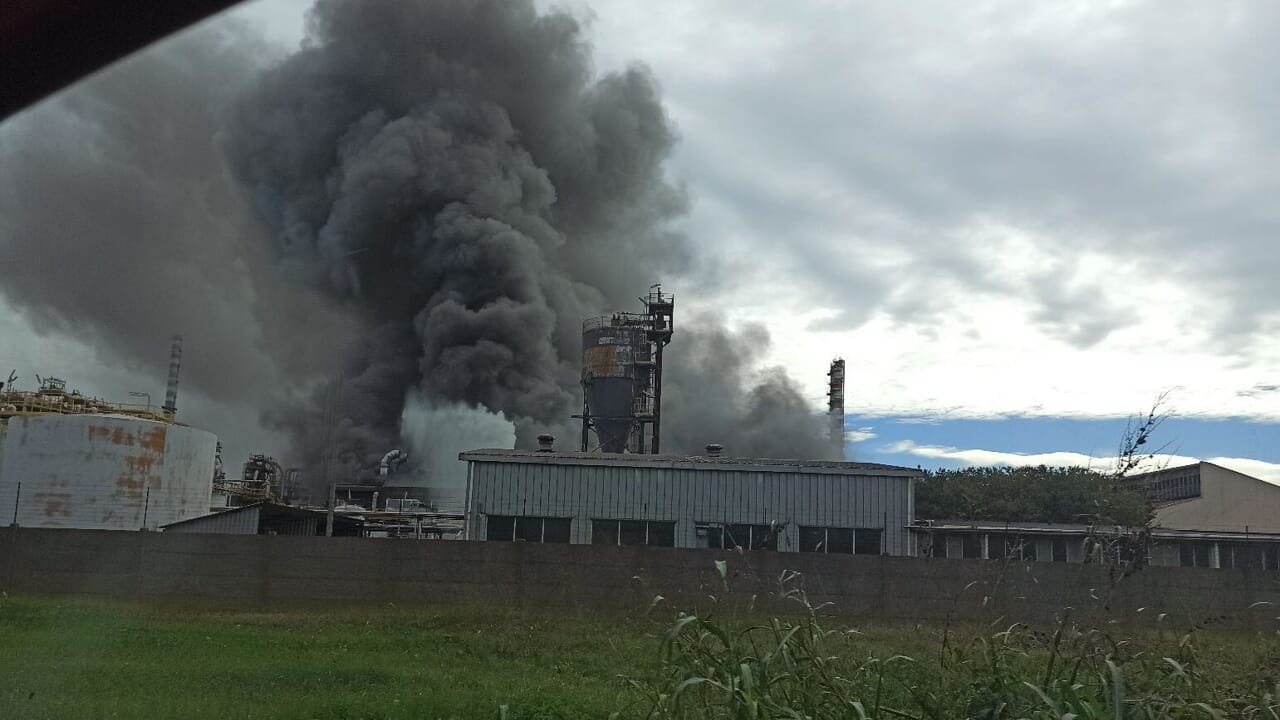scoppia un incendio al petrolchimico