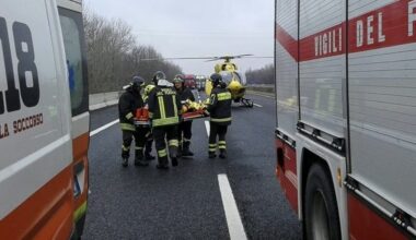 Scoppia una gomma e il furgone si ribalta. Quattro muratori in codice rosso