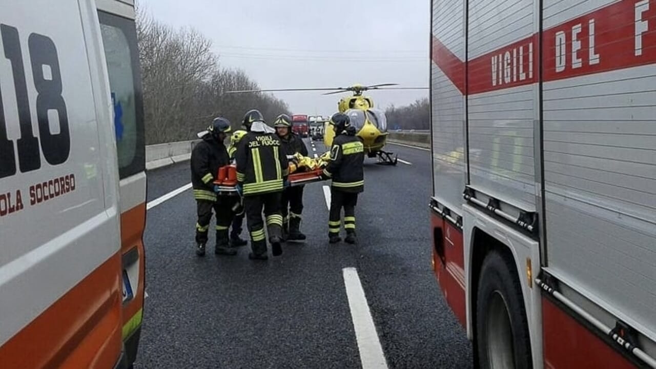 Scoppia una gomma e il furgone si ribalta. Quattro muratori in codice rosso