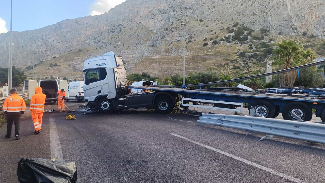 Incidente sulla Palermo-Mazara, tir si ribalta e invade la carreggiata opposta: autostrada bloccata