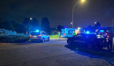 Aggrediti e accoltellati per strada a Milano: due persone in ospedale