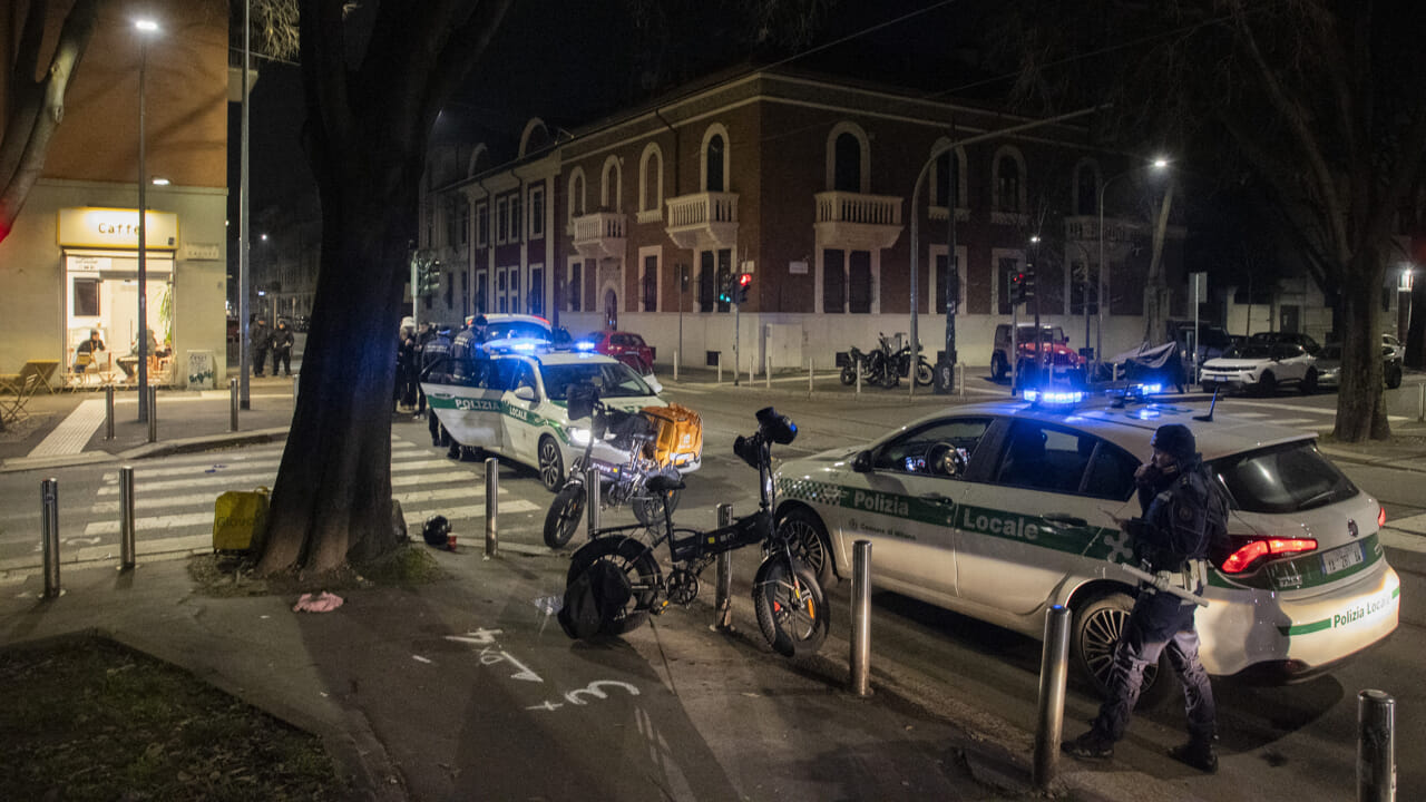 uomo col machete fermato mentre colpiva altre persone
