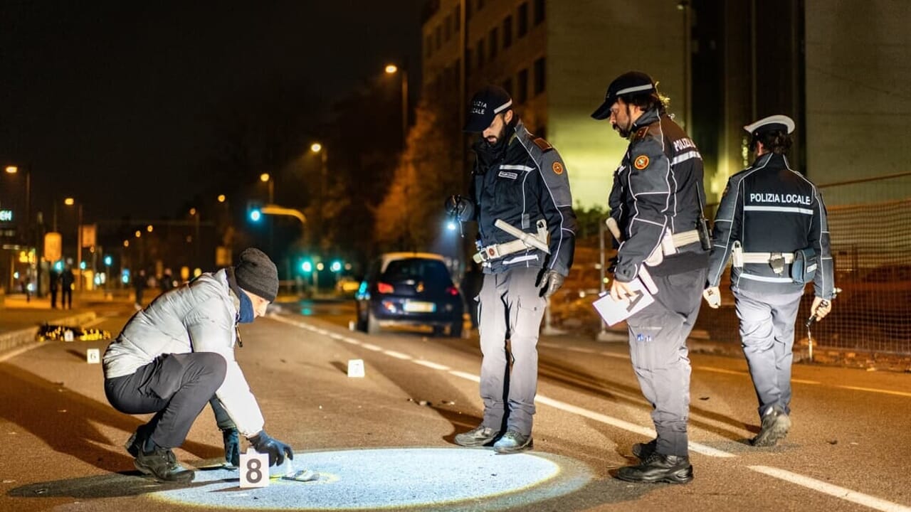 Incidente a Cinisello Balsamo, bimbo travolto da un'auto in via De Amicis: è gravissimo