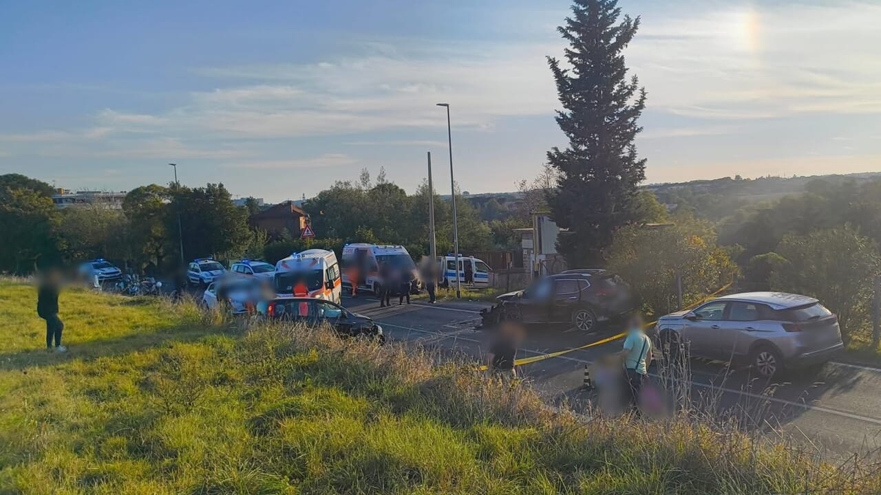 Incidente a Roma, scontro tra auto in via di Valle Muricana. Morta una donna di 77 anni