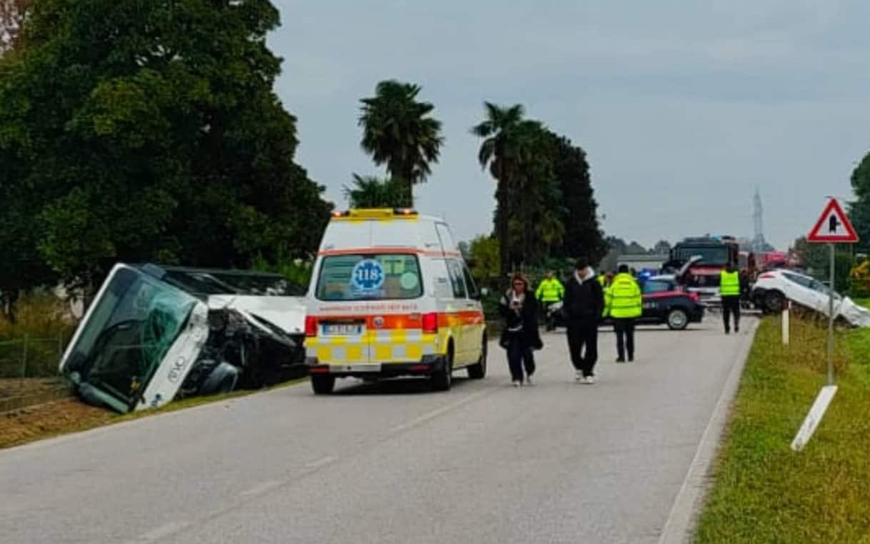 Oderzo, scontro tra auto e bus di studenti nel Trevigiano: morto conducente del suv
