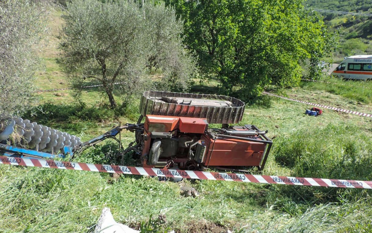 Incidente sul lavoro a Mantova, uomo muore trascinato da mezzo agricolo