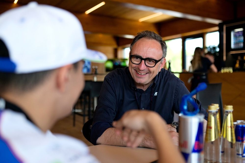 Isack Hadjar, Racing Bulls con Roberto Chinchero, giornalista Motorsport.com