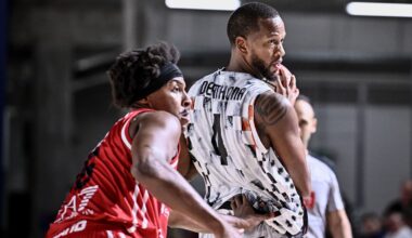 Justin Gorham in post contro Zach LeDay nell'amichevole tra Derthona e Olimpia Milano