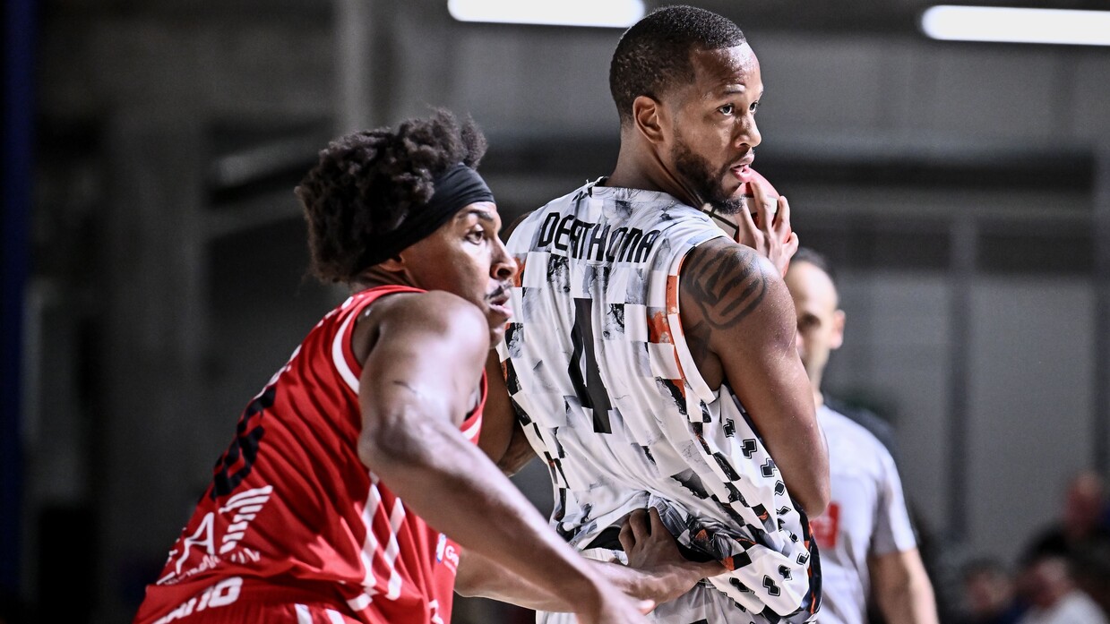 Justin Gorham in post contro Zach LeDay nell'amichevole tra Derthona e Olimpia Milano