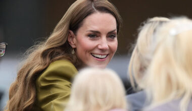 Kate Middleton va in missione col tailleur verde di Victoria Beckham