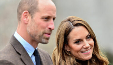 Kate Middleton tra i vigili del fuoco, cappotto spiegazzato e pacche sulle spalle