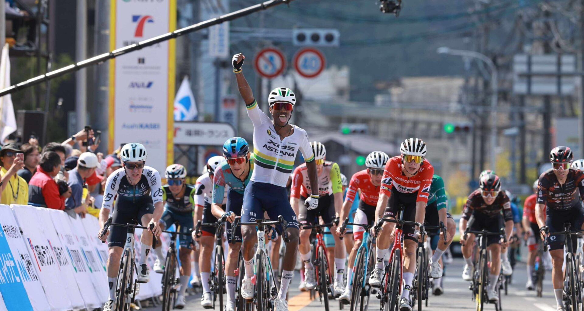 Tour de Kyushu 2025, Henok Mulubrhan si prende l'ultima tappa - Kyrylo Tsarenko festeggia la vittoria nella generale - Sul podio finale anche Nicolò Garibbo