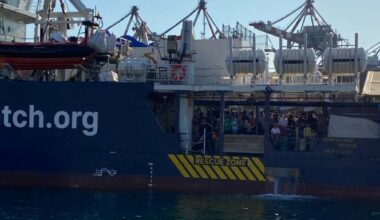 L'arrivo della Sea Watch nel porto della Spezia