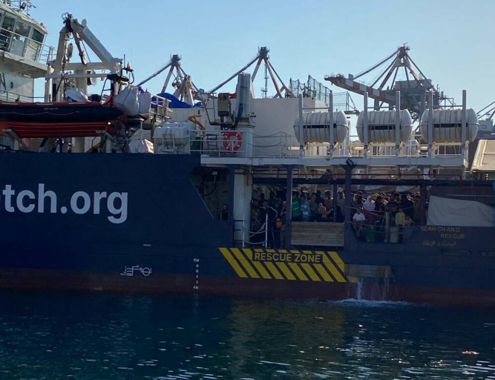 L'arrivo della Sea Watch nel porto della Spezia