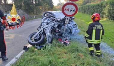 muore motociclista di 61 anni, gravissima la moglie