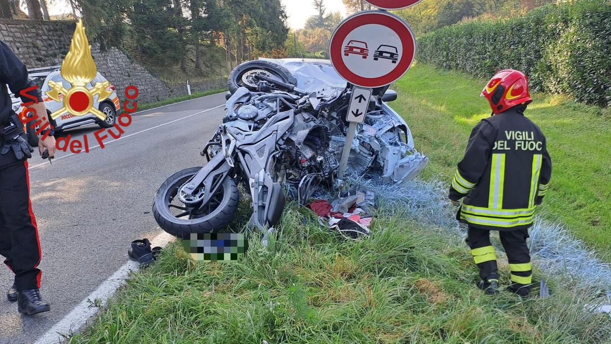 muore motociclista di 61 anni, gravissima la moglie